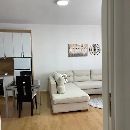 Em Apartment *