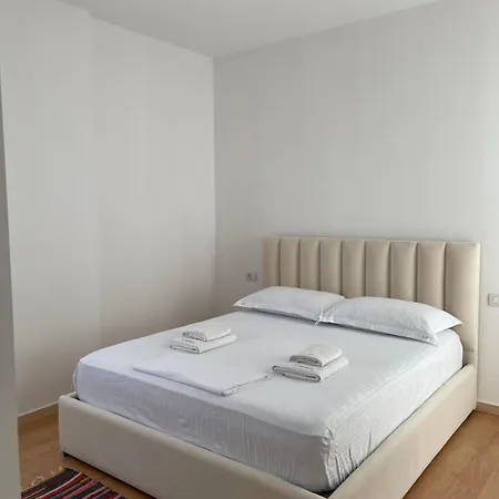 Em Apartment *