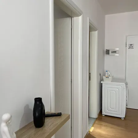 Em Apartment *