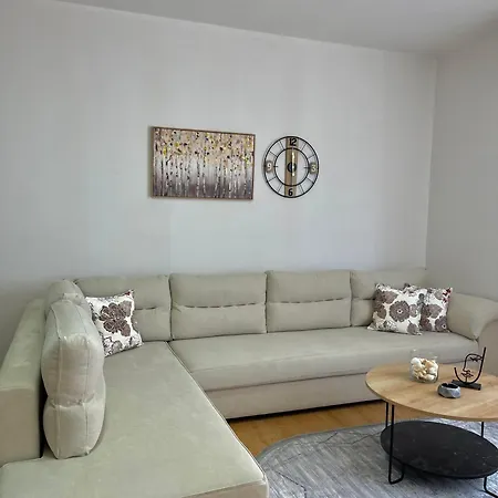 Em Apartment *